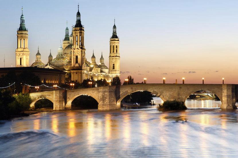 Zaragoza Y Sus 2 Catedralesアパートメント エクステリア 写真